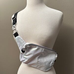 Jack Gomme unisex crossbody, iridescent white